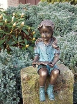 Bronzen beeld lezend meisje