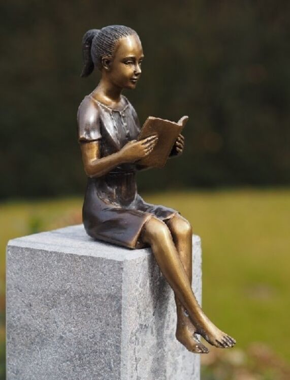 Bronzen beeldje meisje zittend met boek