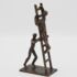 Bronzen beeld 2 mensen met ladder the sky is the limit
