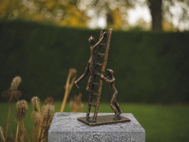 Bronzen beeld 2 mensen met ladder