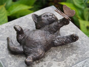 Bronzen beeld Kitten met vlinder