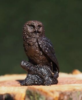 bronzen beeld Uil op boomstronk