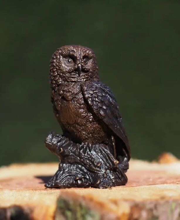 bronzen beeld Uil op boomstronk