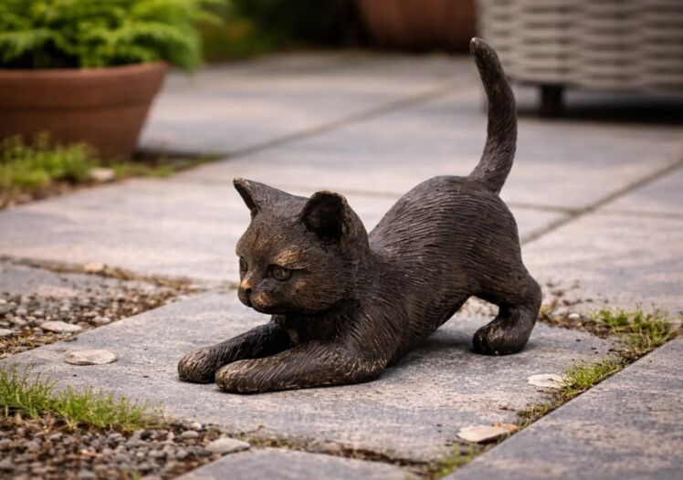 Bronzen beeld Liggende kat