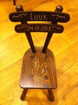 donker kinderstoeltje met kip.jpg