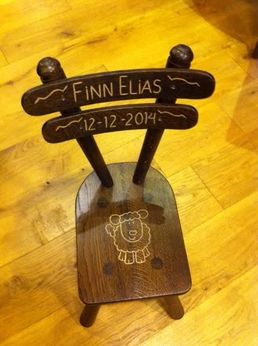 donker kinderstoeltje met schaapje