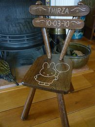 donker eiken kinderstoeltje met nijntje