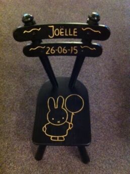 zwart stoeltje met nijntje