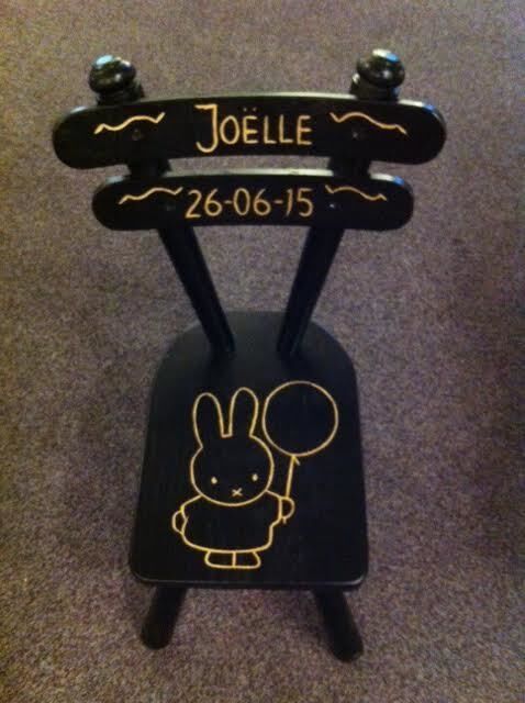 zwart stoeltje met nijntje