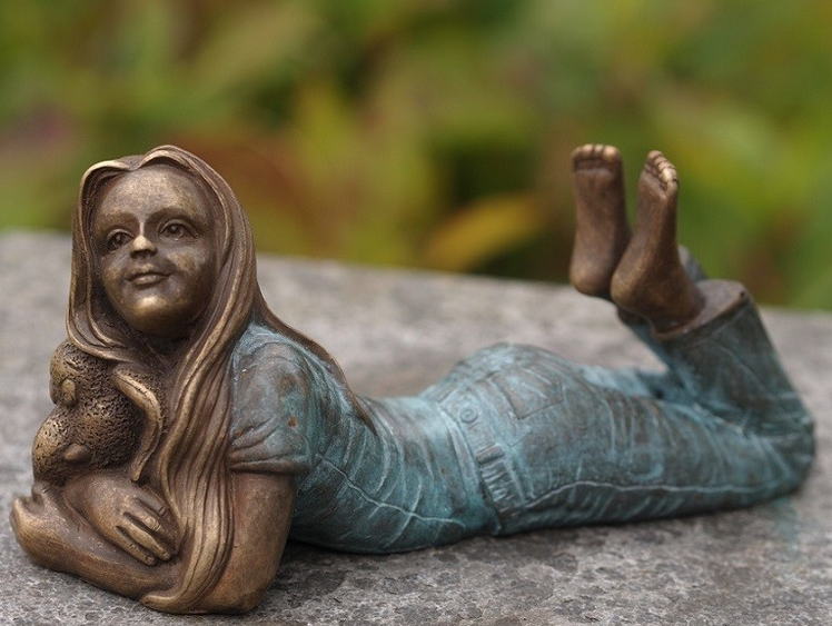 Bronzen beeld liggend meisje met olifantje