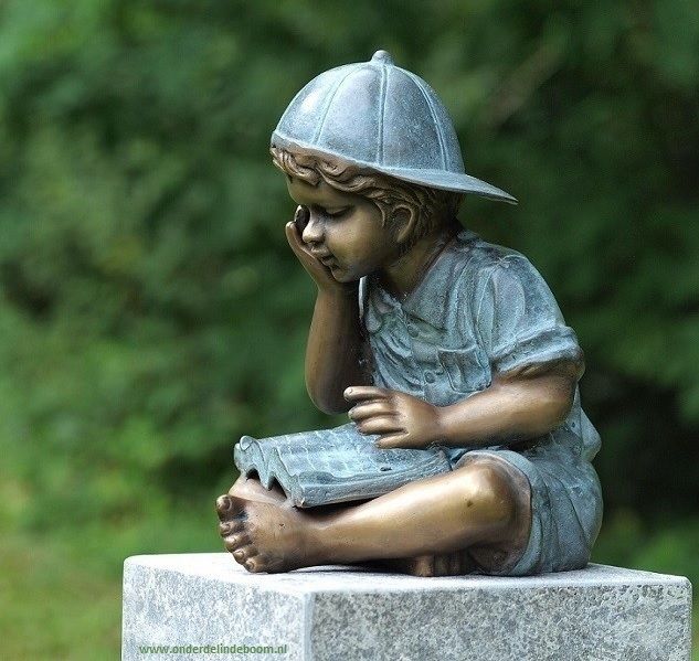 Bronzen beeld jongen met boek 2