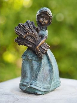 Bronzen beeld meisje met korenaren