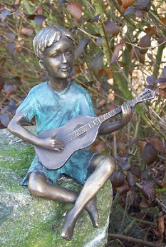 Bronzen beeld jongen met gitaar