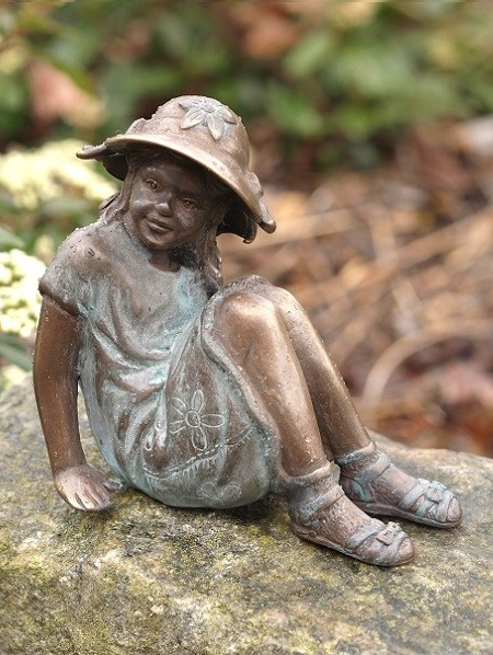 Bronzen beeld meisje met bloemenjurk en zonnehoedje