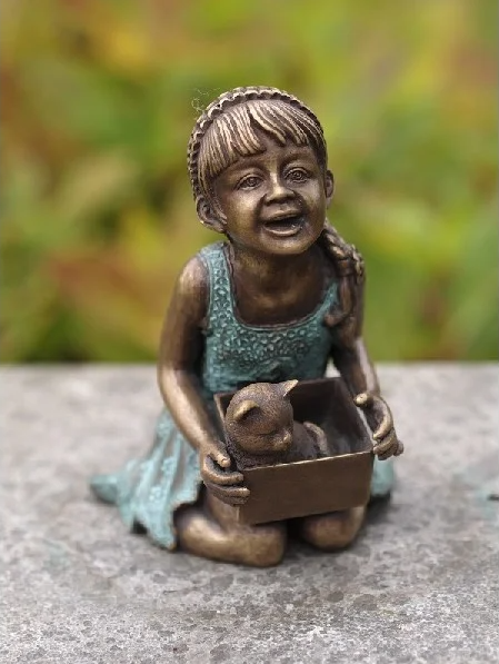 Bronzen beeld spelend meisje met poes