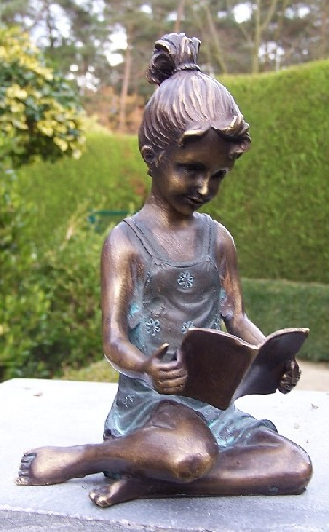 Bronzen beeld meisje met boek