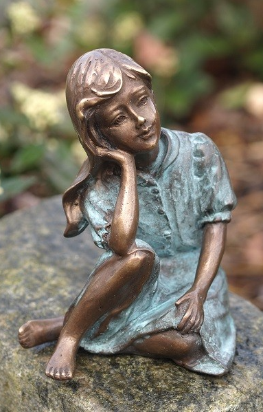 Bronzen beeld nadenkend meisje