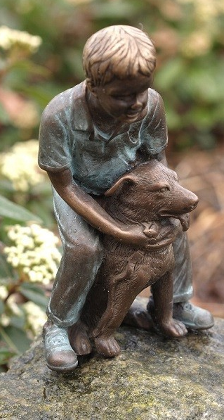 Bronzen beeld jongen met hond