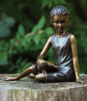Bronzen beeld meisje met boek
