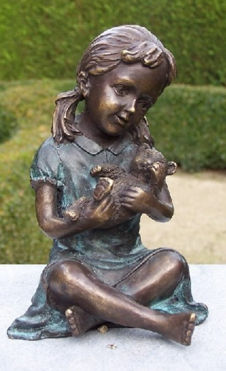 Bronzen beeld meisje met beertje