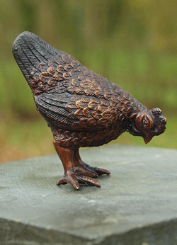 Bronzen beeld kip