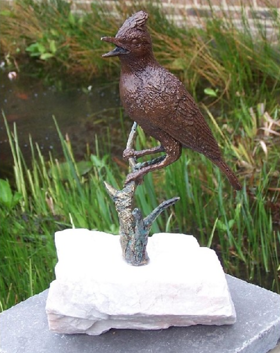 Bronzen beeld vogel op hardsteen kuifje