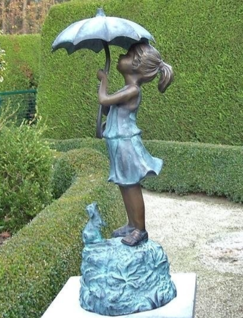 Bronzen beeld meisje onder paraplu met hondje