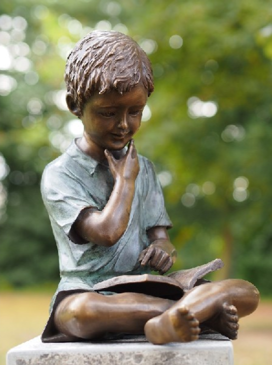 Bronzen beeld jongen met boek 2